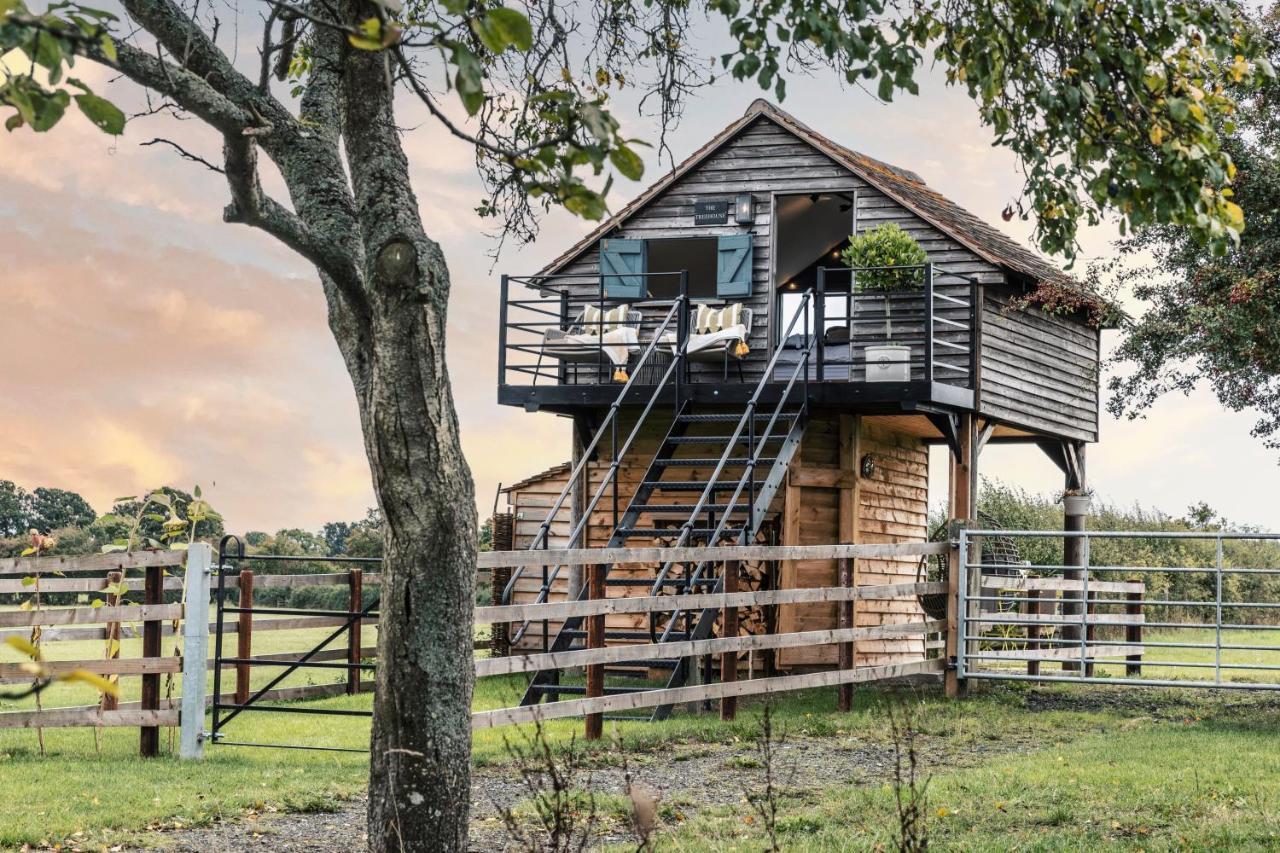 The Treehouse At Humblebee Hall Вустер Экстерьер фото